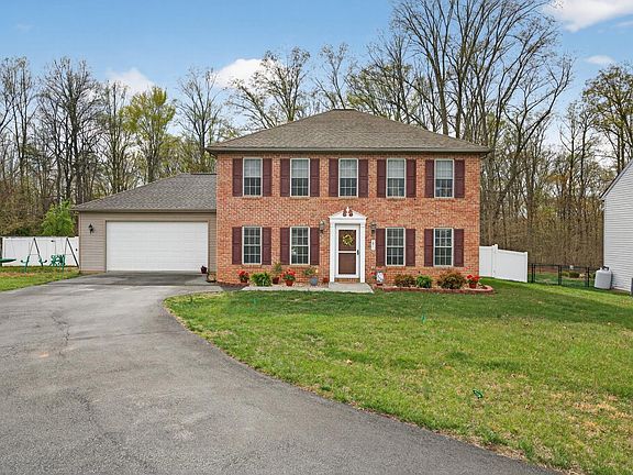 2nd image of 1045 Woods End Ln