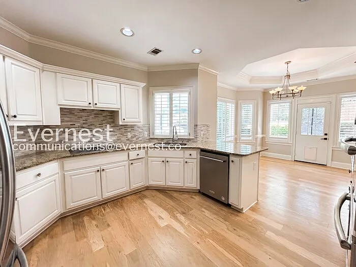 4706 Woodlawn Ct NE — Photo 8