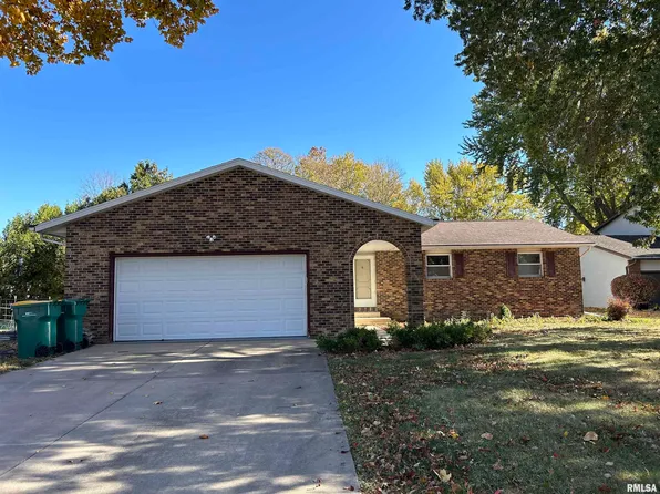 949 Pennyoaks Dr, Macomb, IL 61455