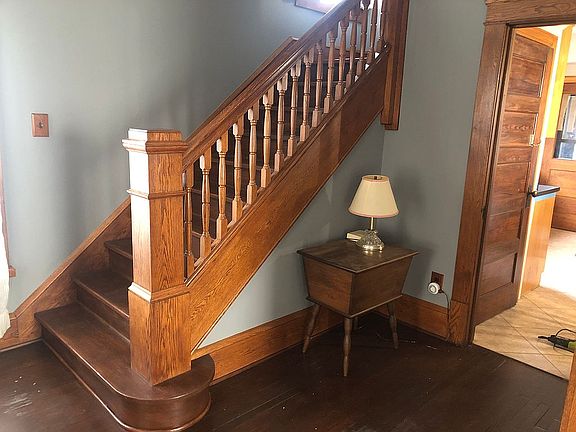 Foyer solid oak stair case