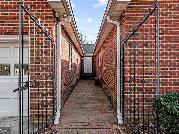 3rd image of 1606 Prospect Hill Rd