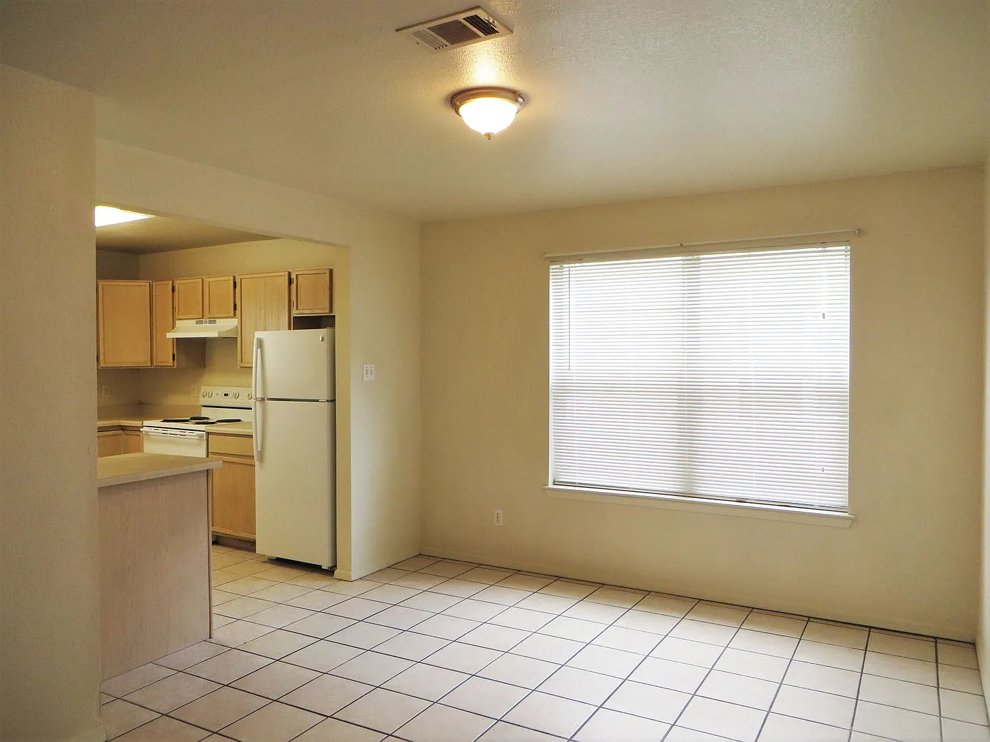 2 Bedroom 2 Bathroom Unit In Georgetown — Photo 3