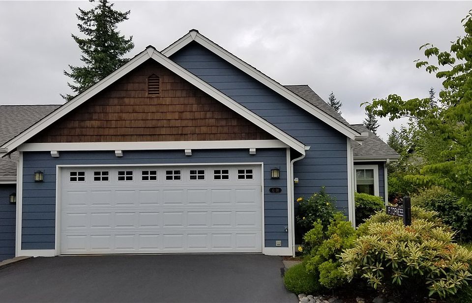 This well maintained condominium is located in Phase III Glen Allyn Lakeland Village in Allyn WA. A residential community with a golf course, lake, clubhouse, restaurant, 24/7 security and some of the friendliest neighbors you will ever meet. 