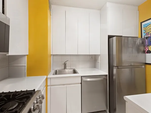 300 East 40th Street image 3 of 12