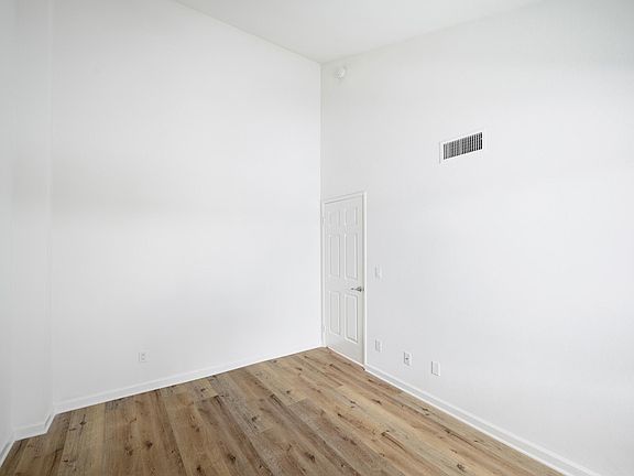 5th image of 421 Palm Dr APT 3