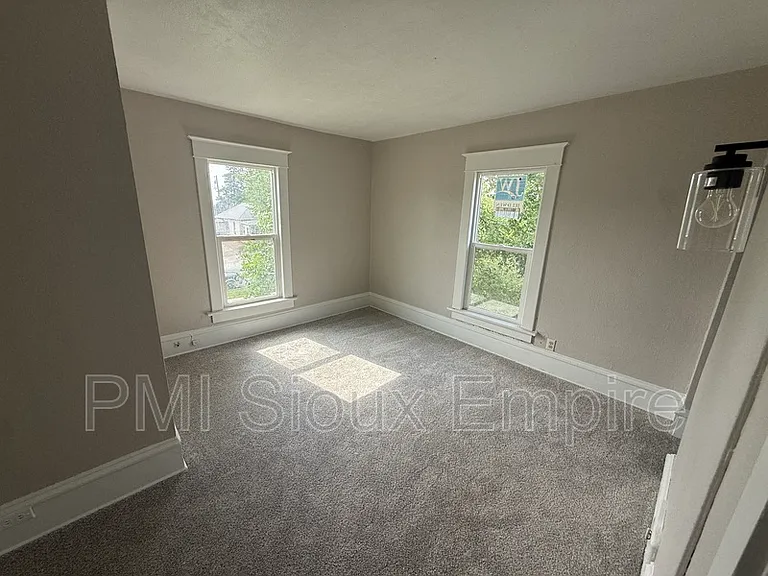 918 W 10th St — Photo 8