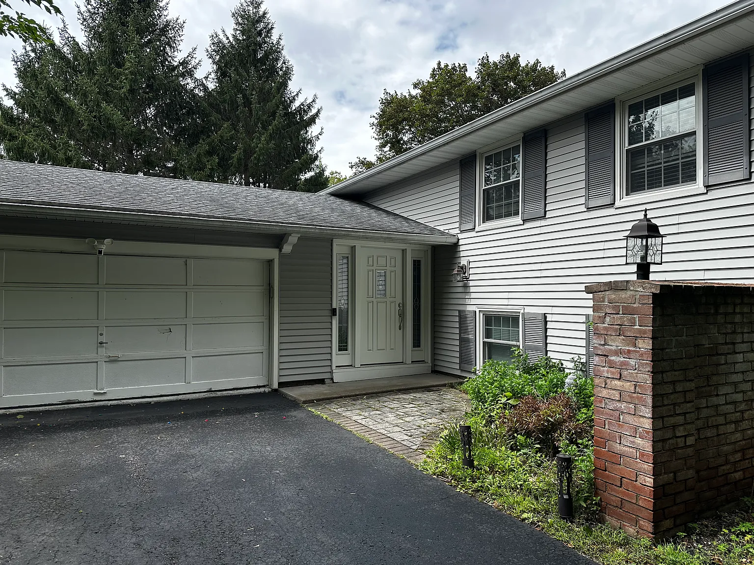 4 bed, 2359 sqft, $3,000 — Photo 2