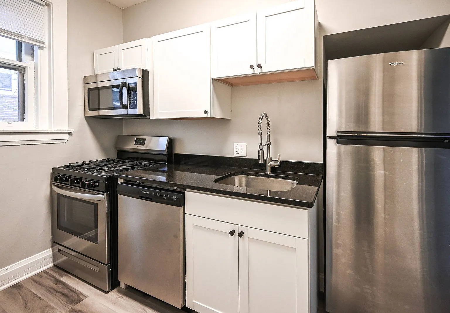 1 bed, 1.0 bath, 675 sqft, $1,275 — Photo 2