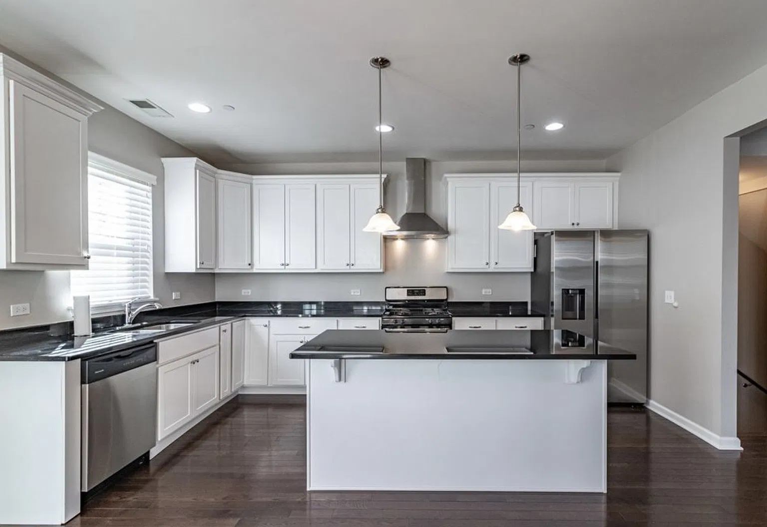 3 bed, 4.0 bath, 2242 sqft, $3,800 — Photo 2