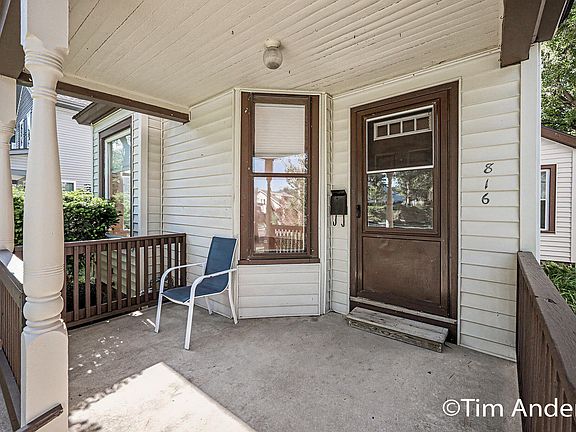 4th image of 816 Innes St NE