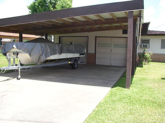 Garage/Carport