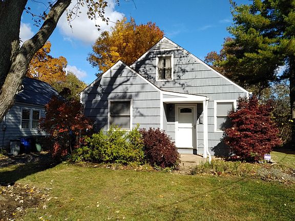 3rd image of 302 Fairway Dr
