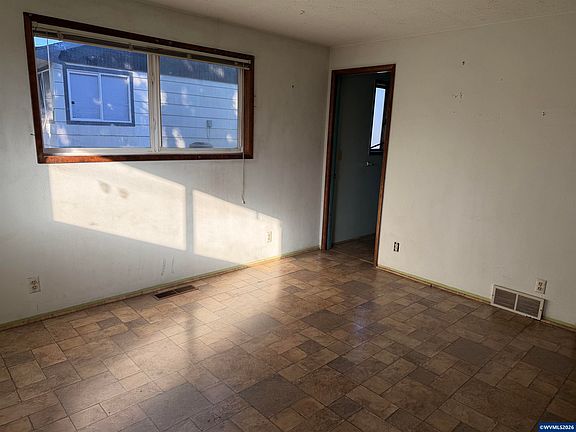 5th image of 4915 Liberal Ave NE