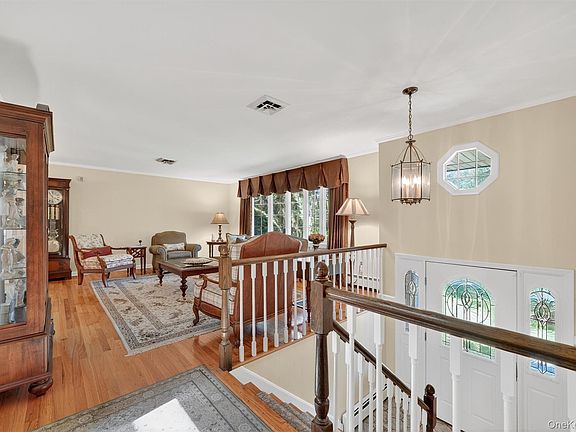 4th image of 6 Sterling Forest Lane