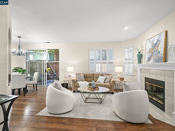 5th image of 14 Danville Oak Pl