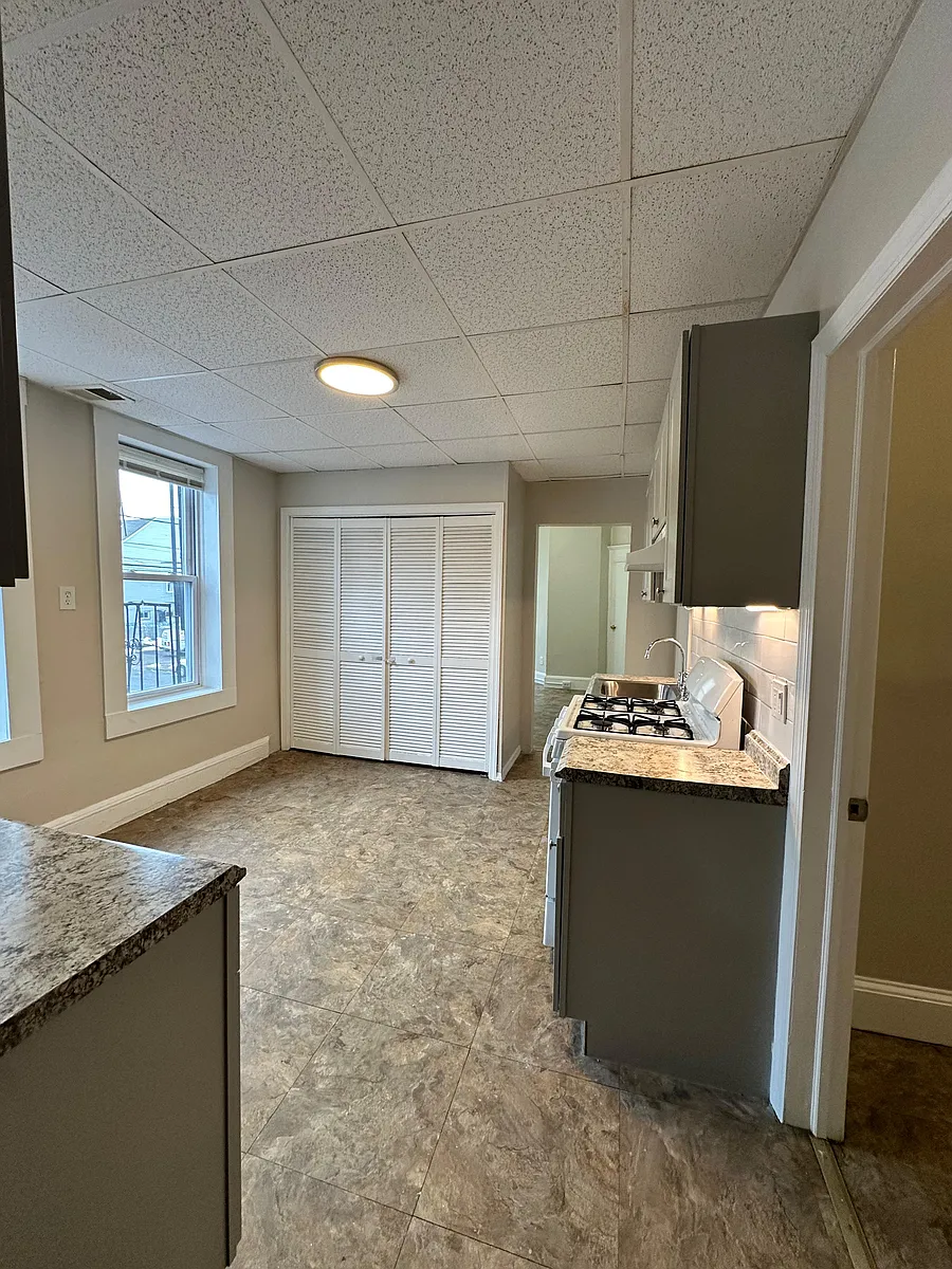 Building Photo - 466 Union Ave #2F