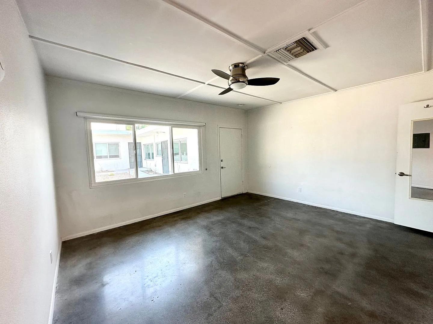 Coming Soon!! Darling Studio Apartment With Pool In Palm Springs — Photo 4
