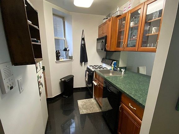 2nd image of 367 W 48th St APT 3