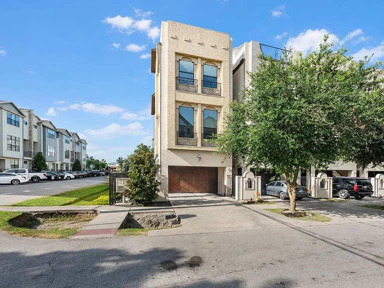 1102 W 15th 1/2 St #A — Photo 1