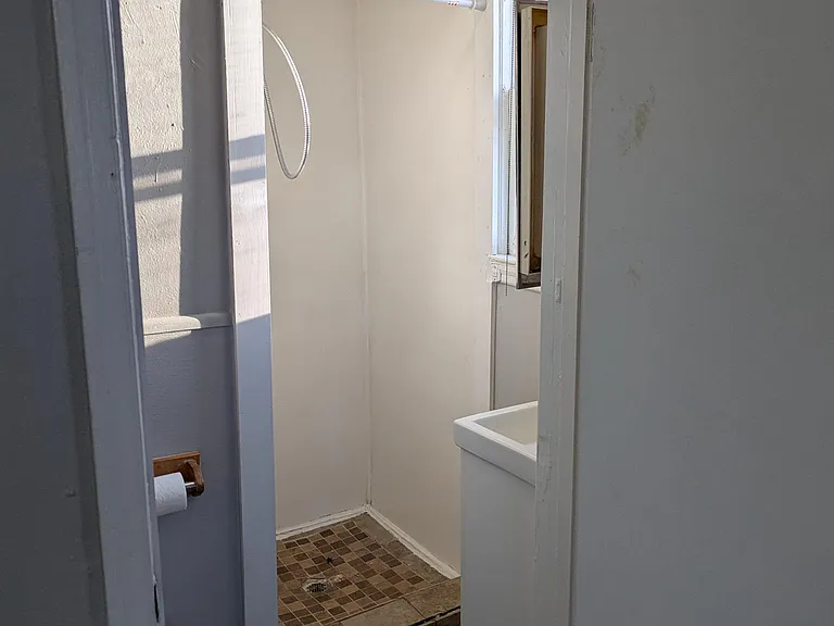 2826 Oxford St — Photo 2