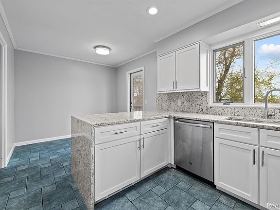 4th image of 235 Indianwood Rd