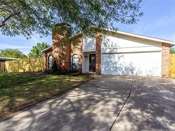 3rd image of 208 Willow Creek Ln