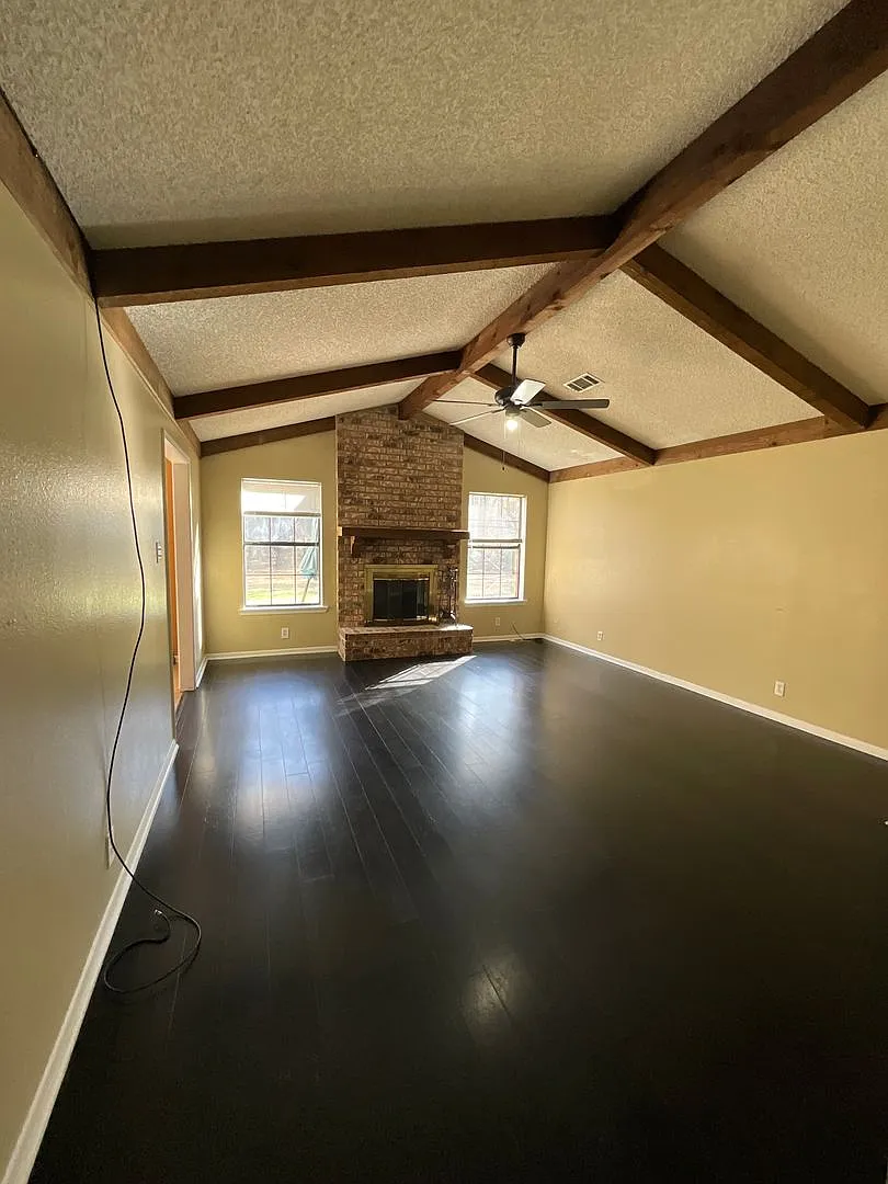 213 Old Oak — Photo 2