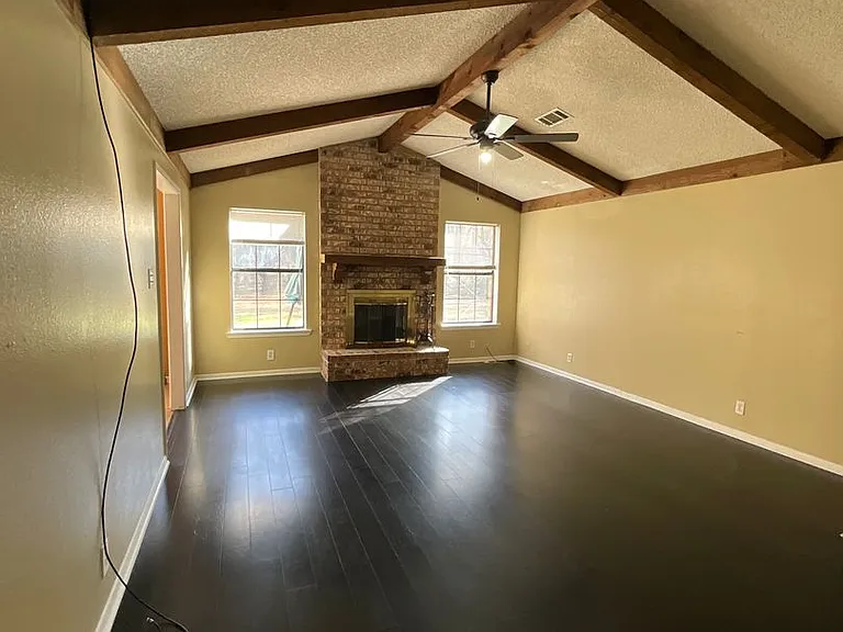 213 Old Oak Ln — Photo 2