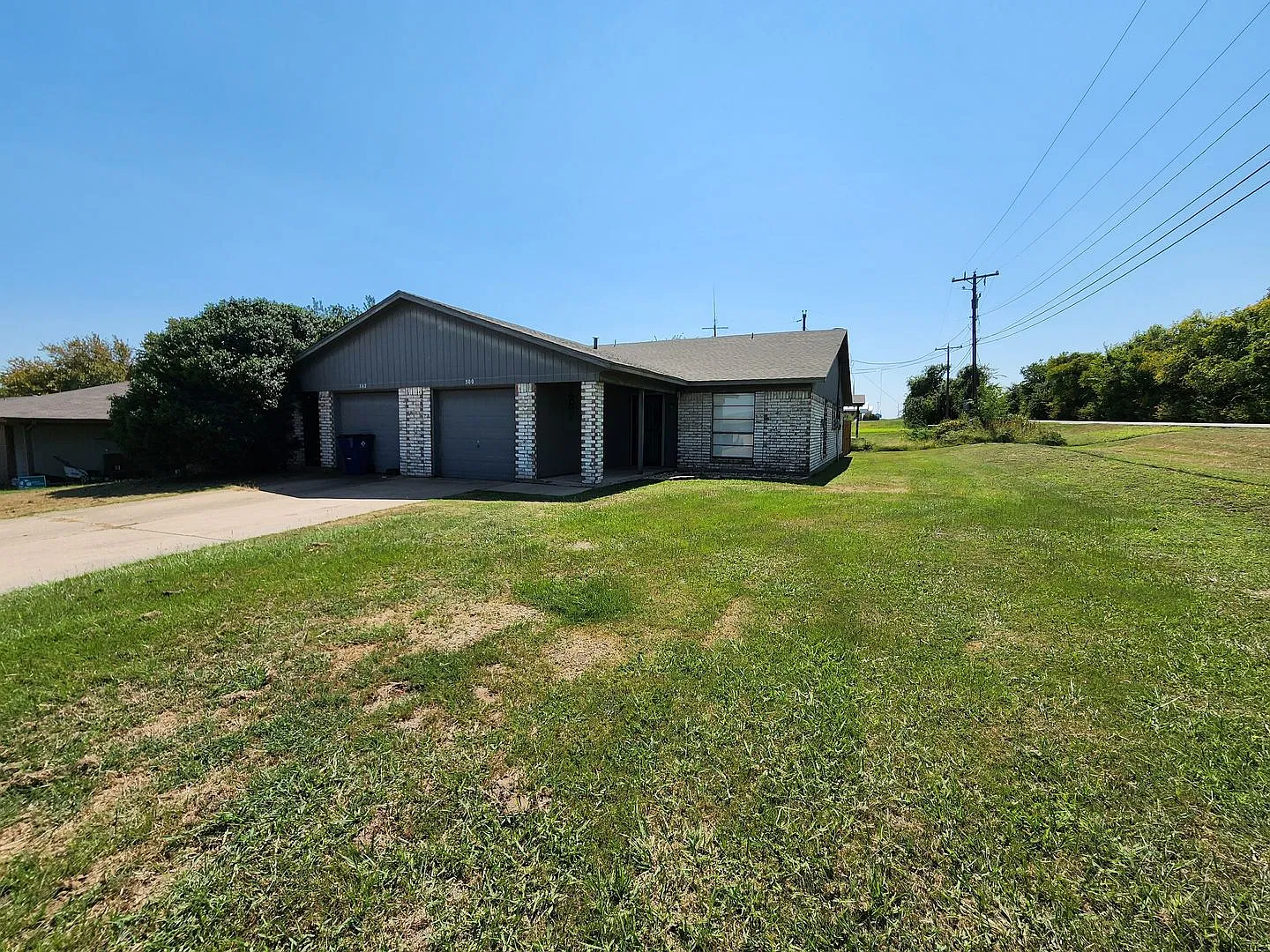 Cozy 2 Bedroom Duplex in Joshua — Photo 1