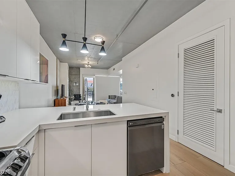 353 E Bonneville Ave #433 — Photo 15