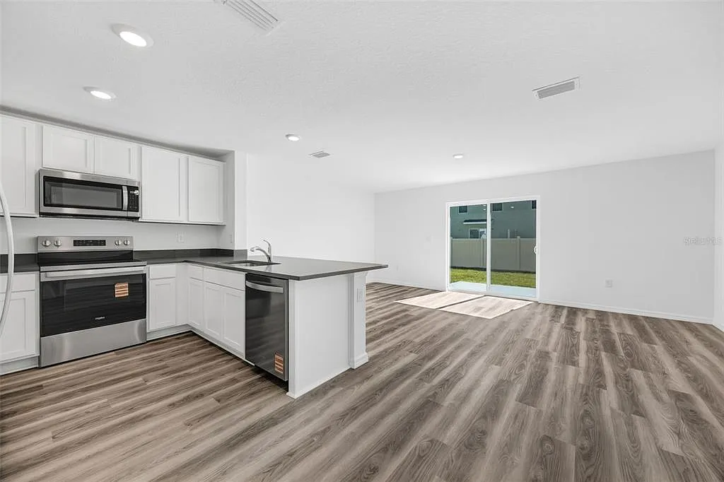 3 bed, 2.5 bath, 1464 sqft, $2,200 — Photo 2