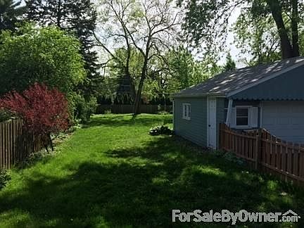 4th image of 619 N Hickory Ave