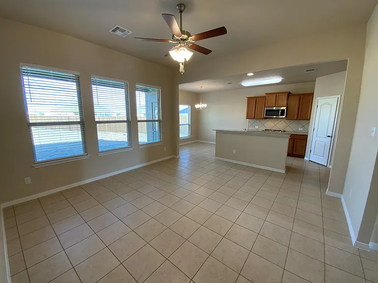 1049 Lakeway Crossing Dr — Photo 3