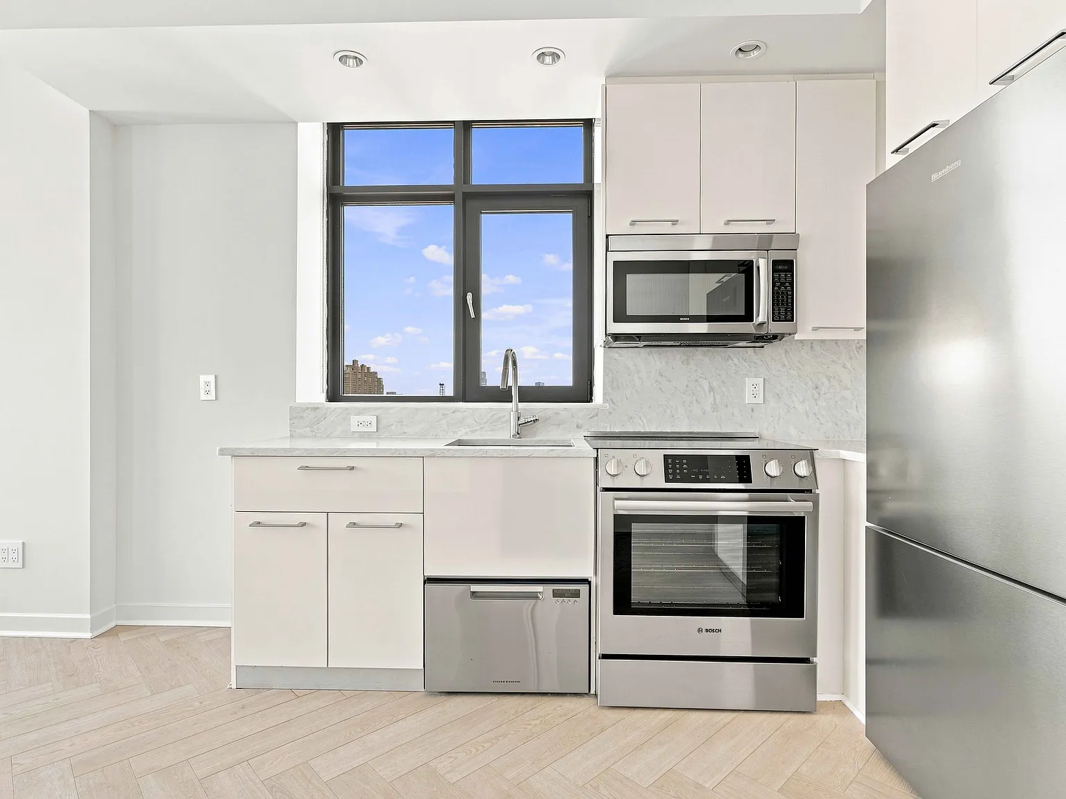 49 E 34th St — Photo 2