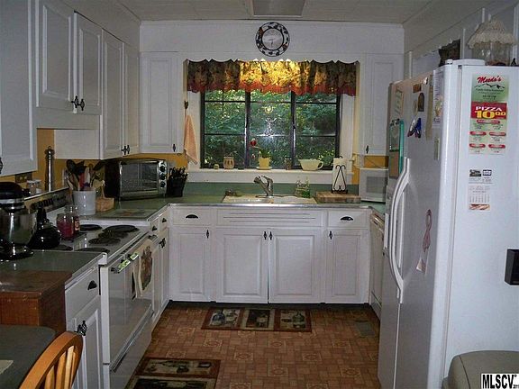 3rd image of 809 Woodbine Pl NE