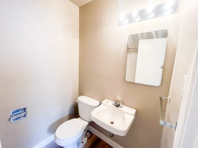 1544 Alexandra St — Photo 17