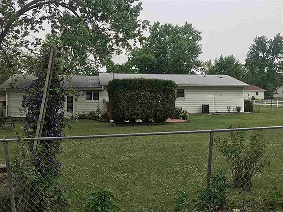 5th image of 300 E 4th St