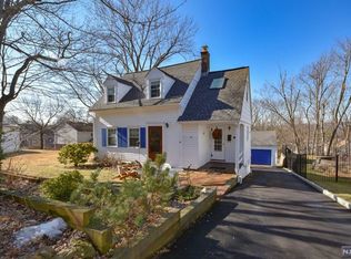 12 Sunset Ter, Cedar Grove, NJ 07009