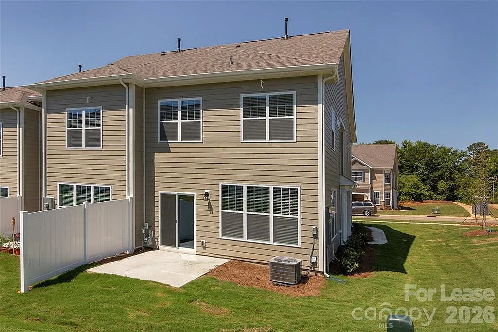 3 bed, 2.5 bath, 1774 sqft, $1,900 — Photo 3