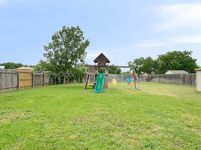 2426 Caroline Ct — Photo 10