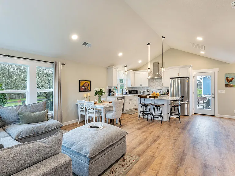 Magnolia Ave — Photo 1
