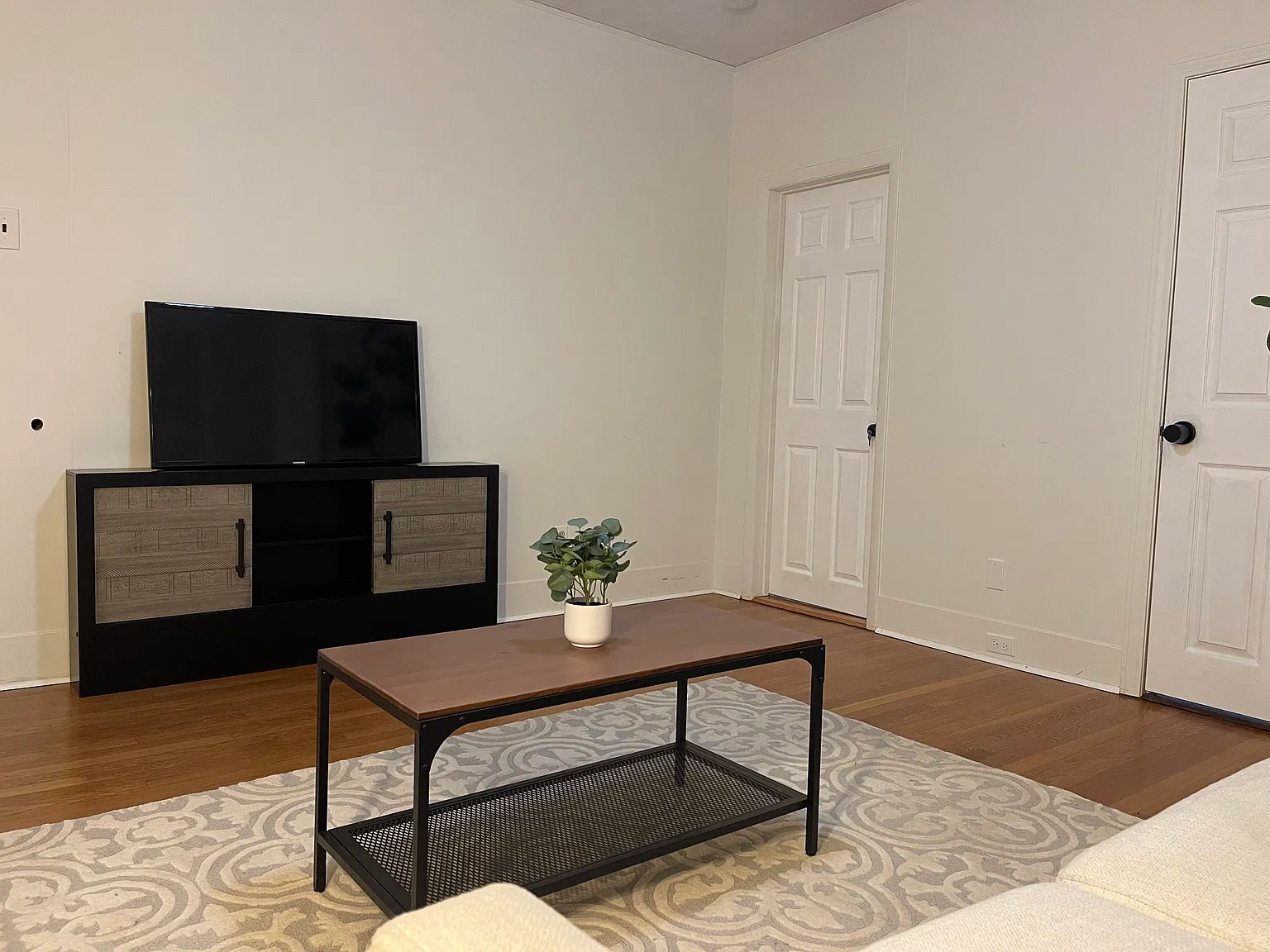 3 bed, 1000 sqft, $2,300 — Photo 1