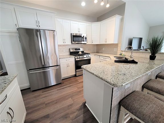 3rd image of 257 Mallory Ct