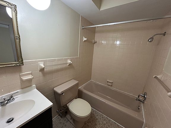 3rd image of 2711 Mount Vernon Ave #2711