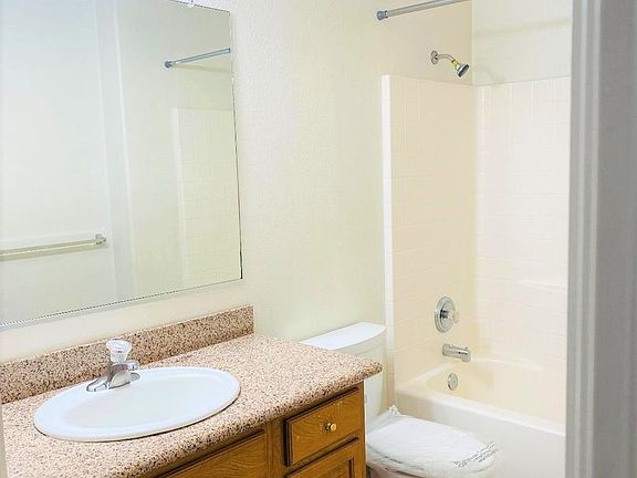 5th image of 941 W Dakota Ave Unit 111