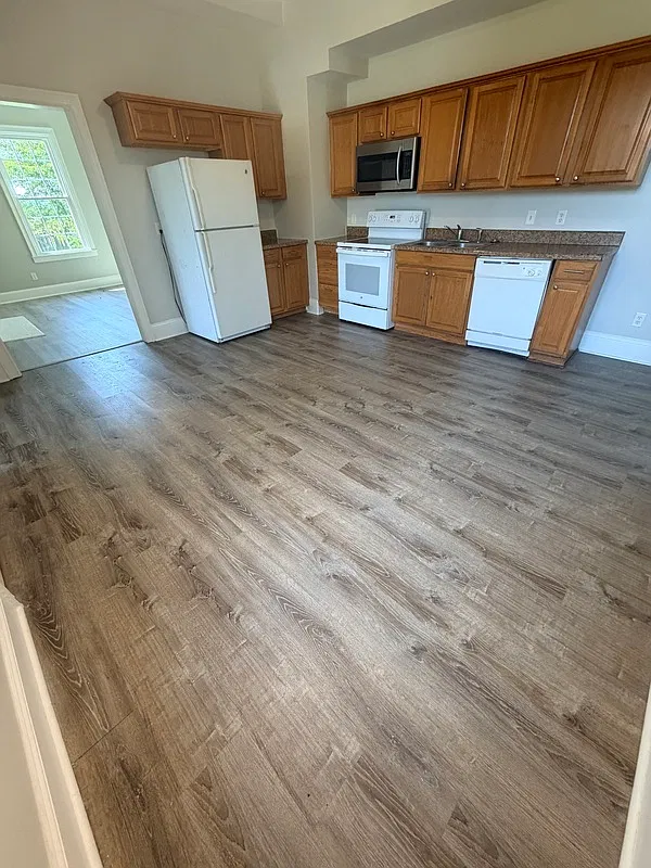 3 bed, 2.0 bath, 2203 sqft, $2,195 — Photo 2