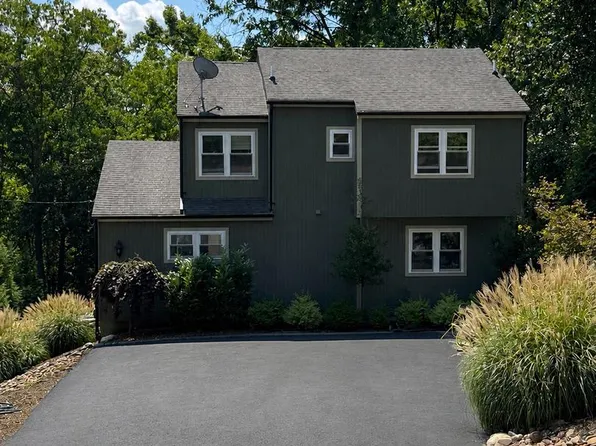 203 Fairway Cir, Cross Junction, VA 22625