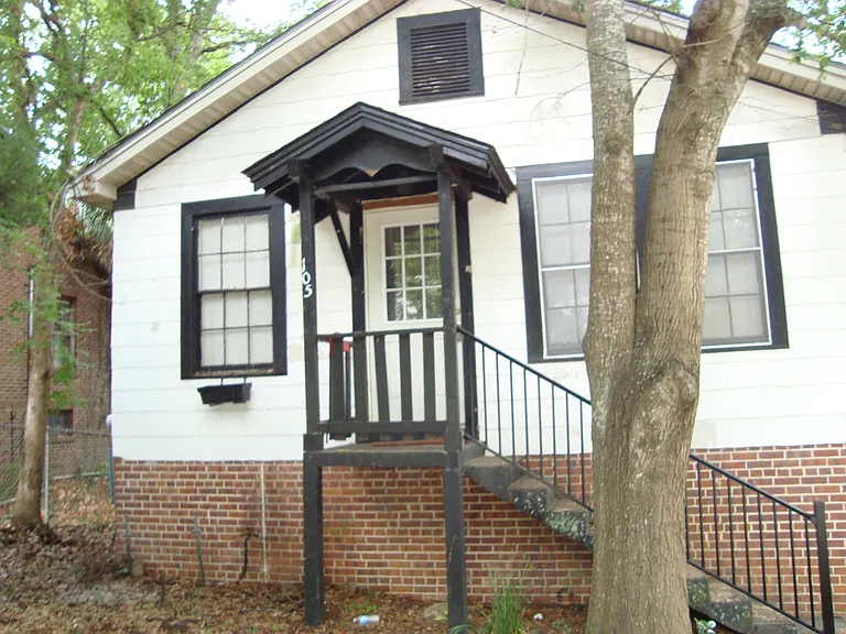 105 N Meridian St — Photo 1