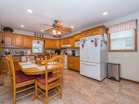 2nd image of 30 Plymouth Pl