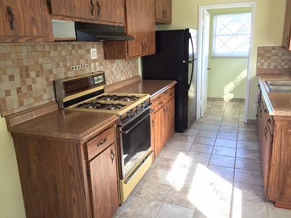 4th image of 5695 Barclay Ave